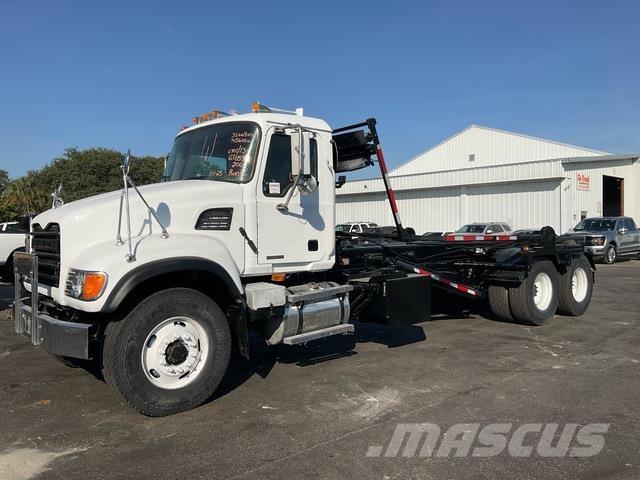 Mack CV713 Camion con cassone scarrabile