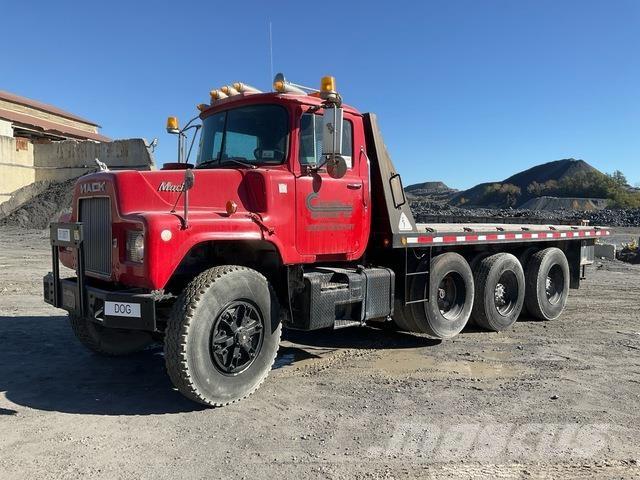 Mack DM686S Camion con sponde ribaltabili