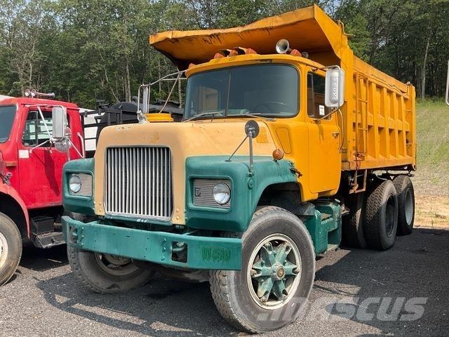 Mack DM686SX Camion ribaltabili
