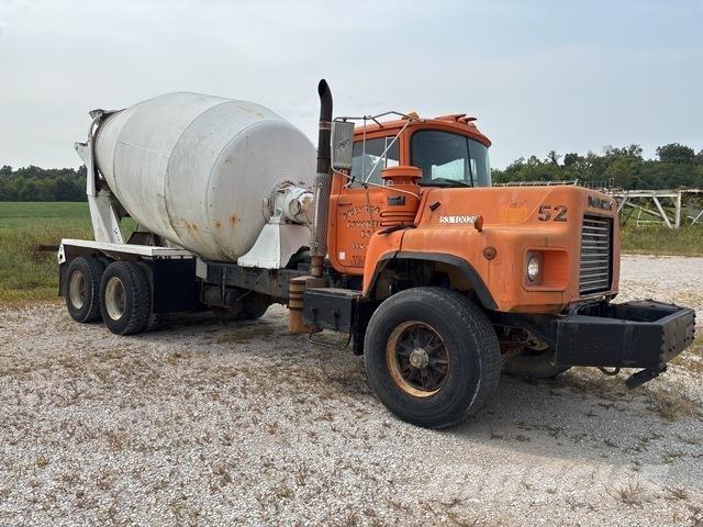 Mack DM690 Autocisterne