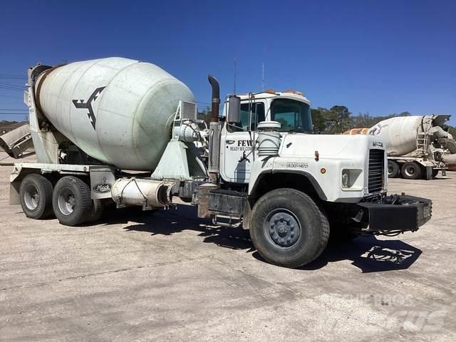 Mack DM690S Camion altro