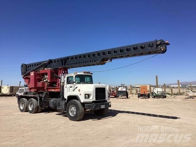 Mack DM690S Autocarro per perforatrice mobile