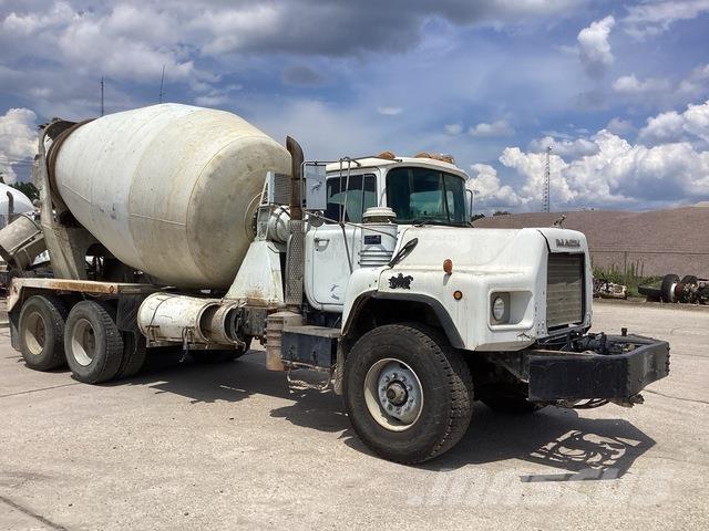 Mack DM690S Camion altro
