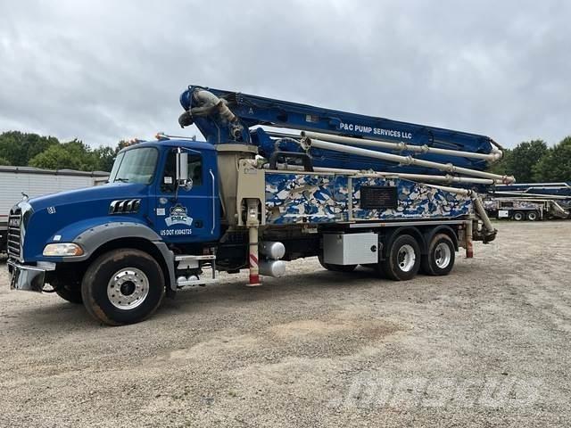 Mack GR64B Autopompe per calcestruzzo