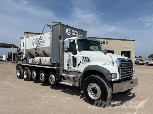 Mack GR64F Betoniere