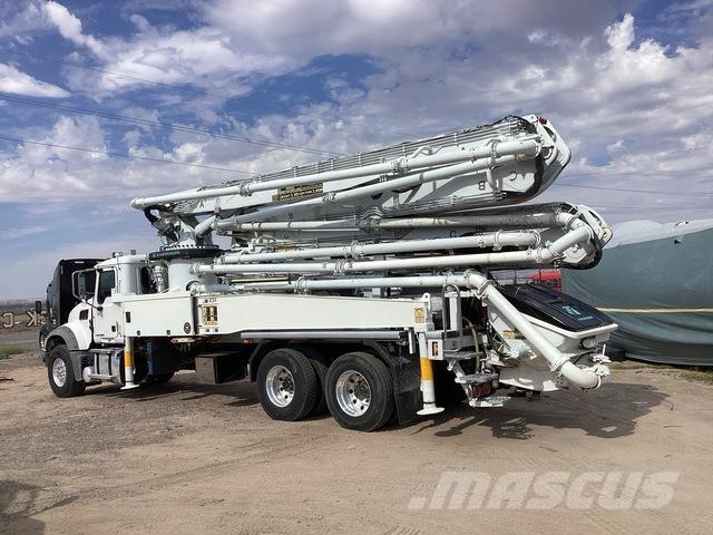 Mack GR64F Autopompe per calcestruzzo