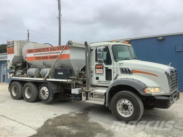 Mack Granite Betoniere