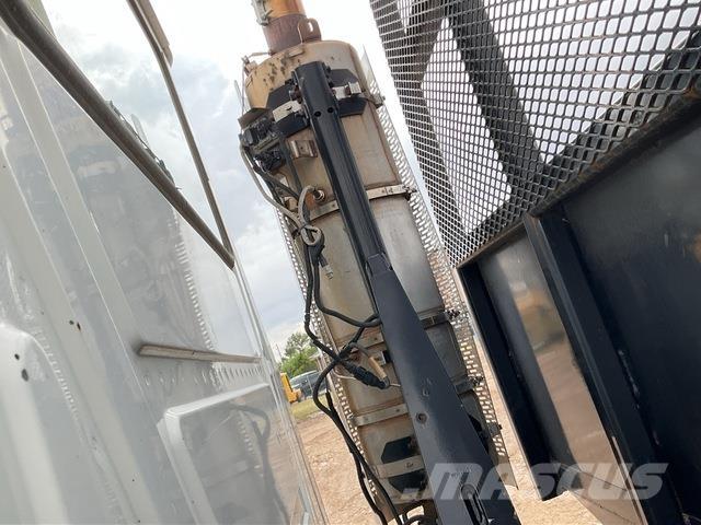 Mack GU713 Camion con sponde ribaltabili