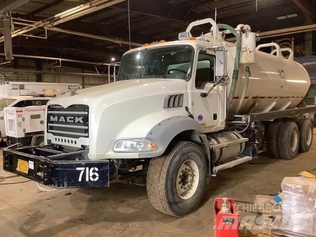 Mack GU813 Cisterna