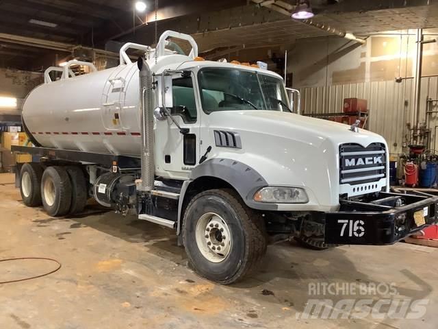 Mack GU813 Cisterna