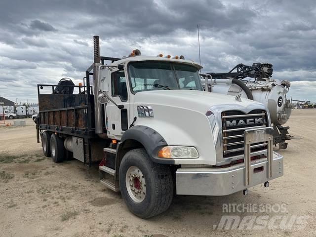 Mack GU813 Camion con sponde ribaltabili