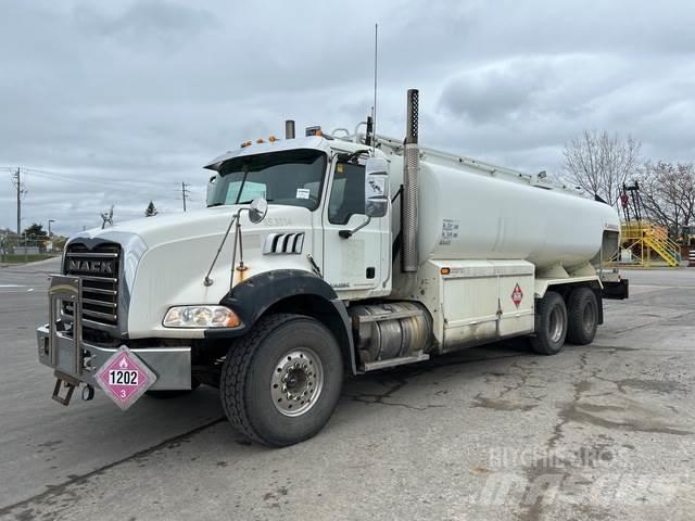 Mack GU813 Cisterna