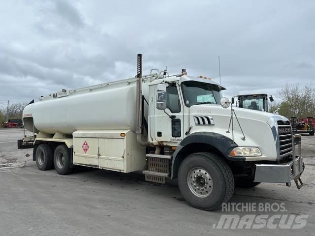 Mack GU813 Cisterna