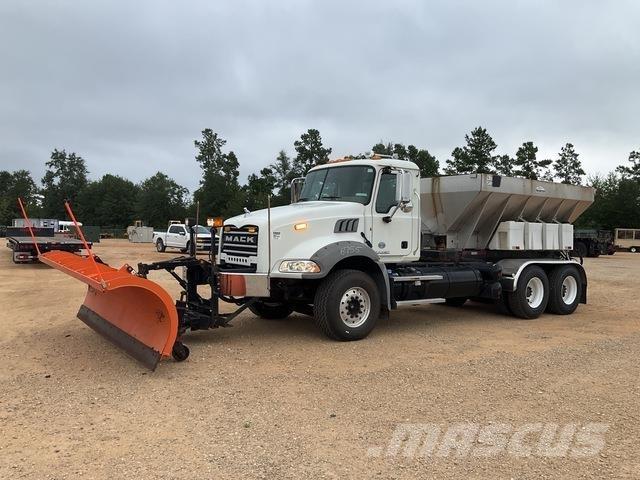 Mack GU813 Spargisabbia e spargisale
