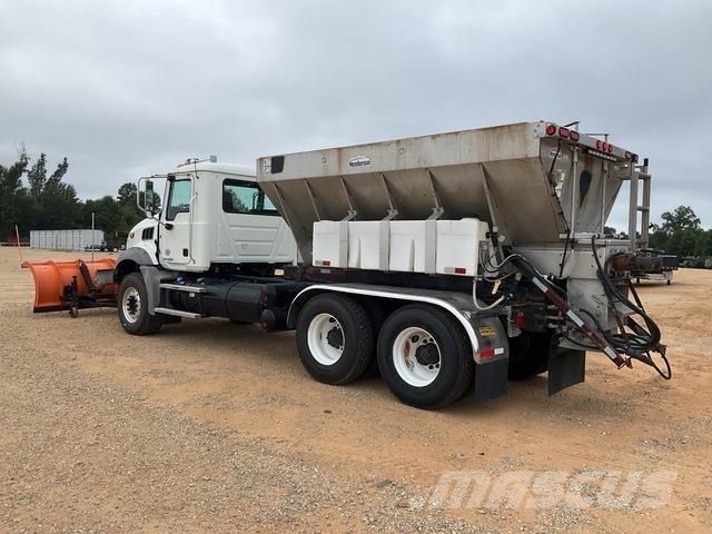 Mack GU813 Spargisabbia e spargisale