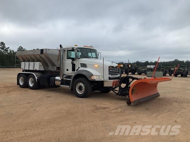 Mack GU813 Spargisabbia e spargisale
