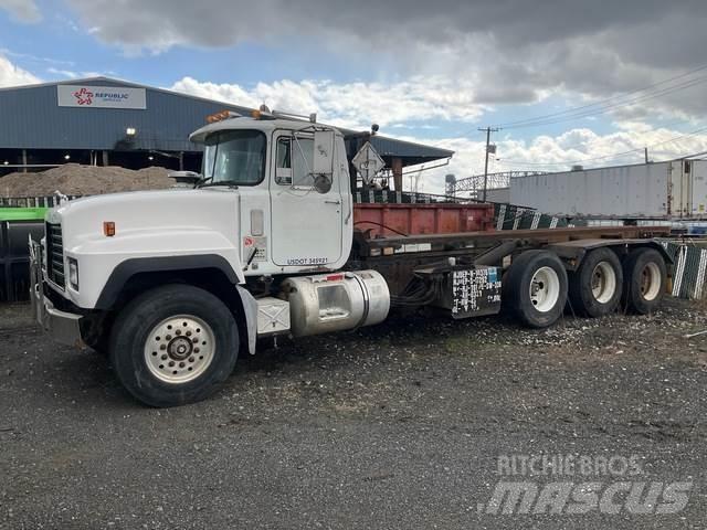 Mack RD688S Camion con cassone scarrabile