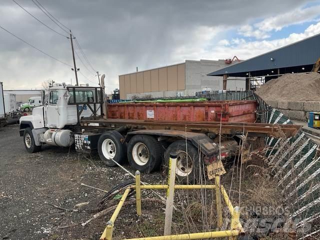 Mack RD688S Camion con cassone scarrabile