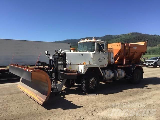 Mack RM6 Lame spazzaneve e aratri