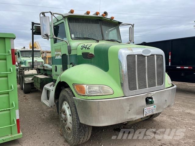 Peterbilt 330 Camion con gancio di sollevamento