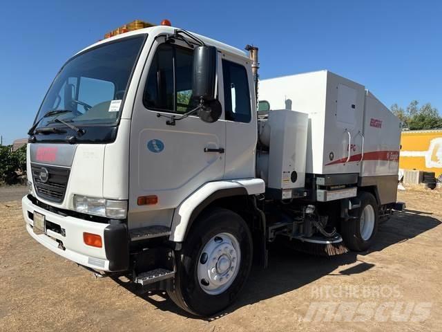 UD 3300 Autocarro spazzatrice