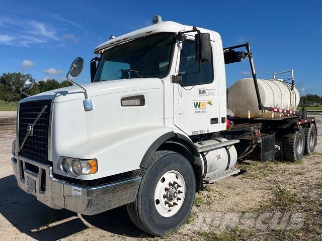 Volvo VHD64 Camion con cassone scarrabile