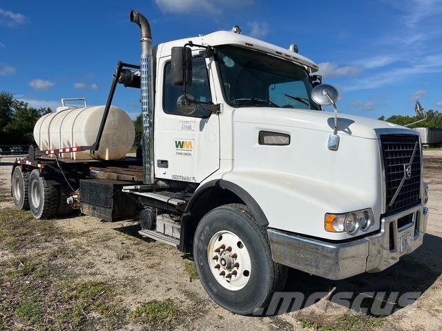 Volvo VHD64 Camion con cassone scarrabile