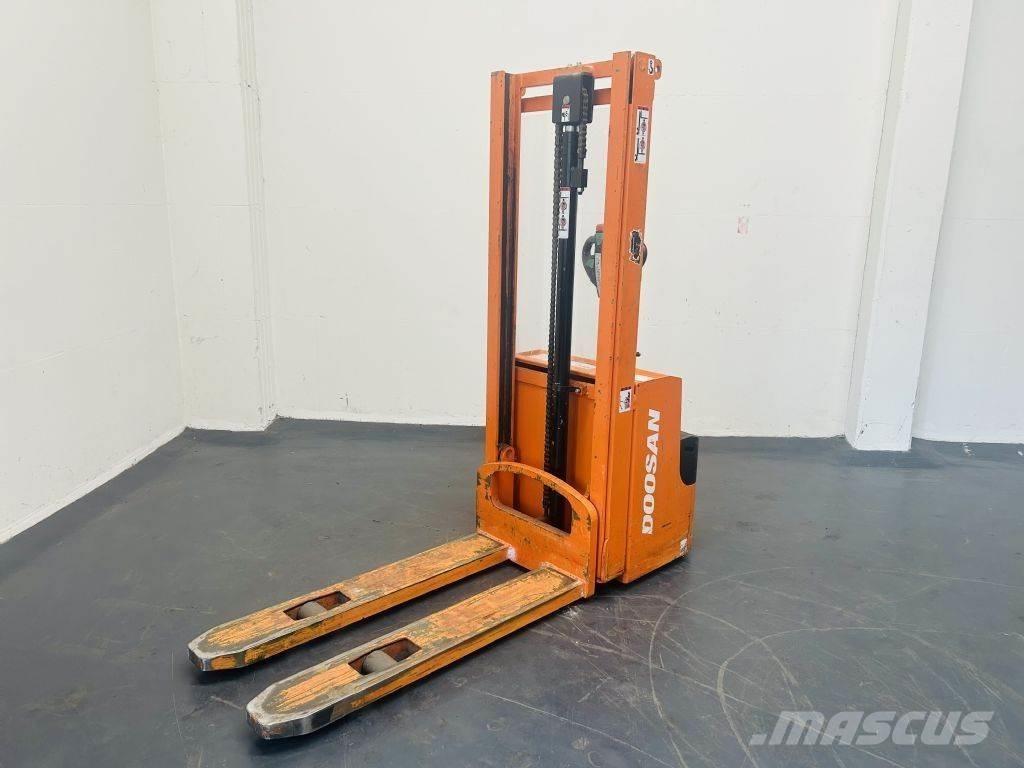Doosan LEDS12.5C Transpallet uomo a terra