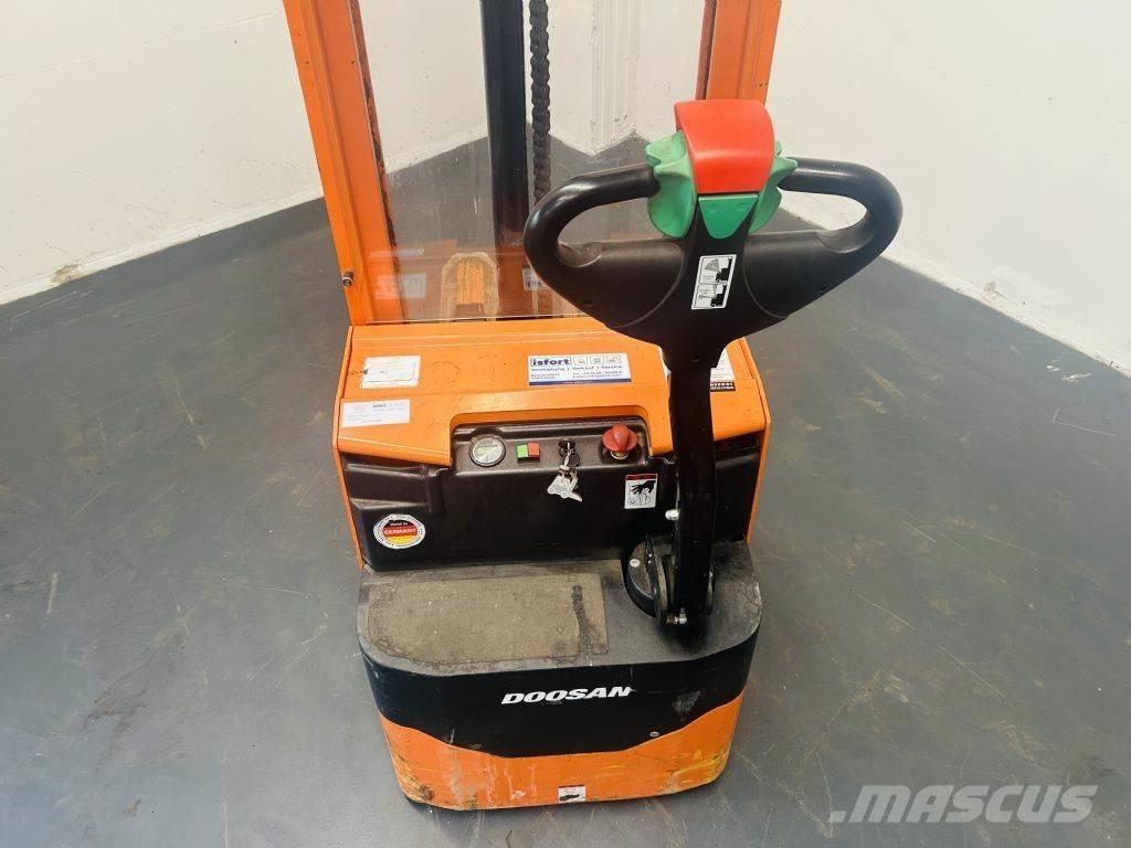 Doosan LEDS12.5C Transpallet uomo a terra