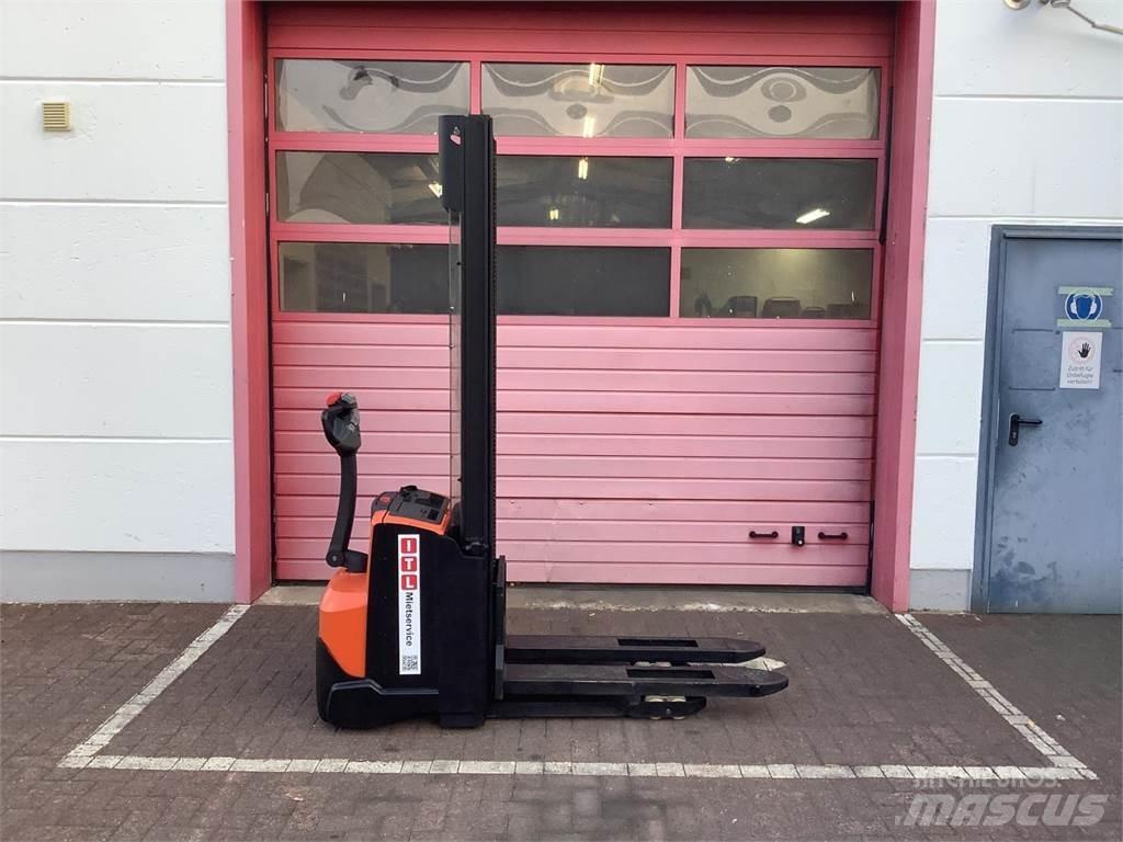 Toyota SWE120 Transpallet uomo a terra