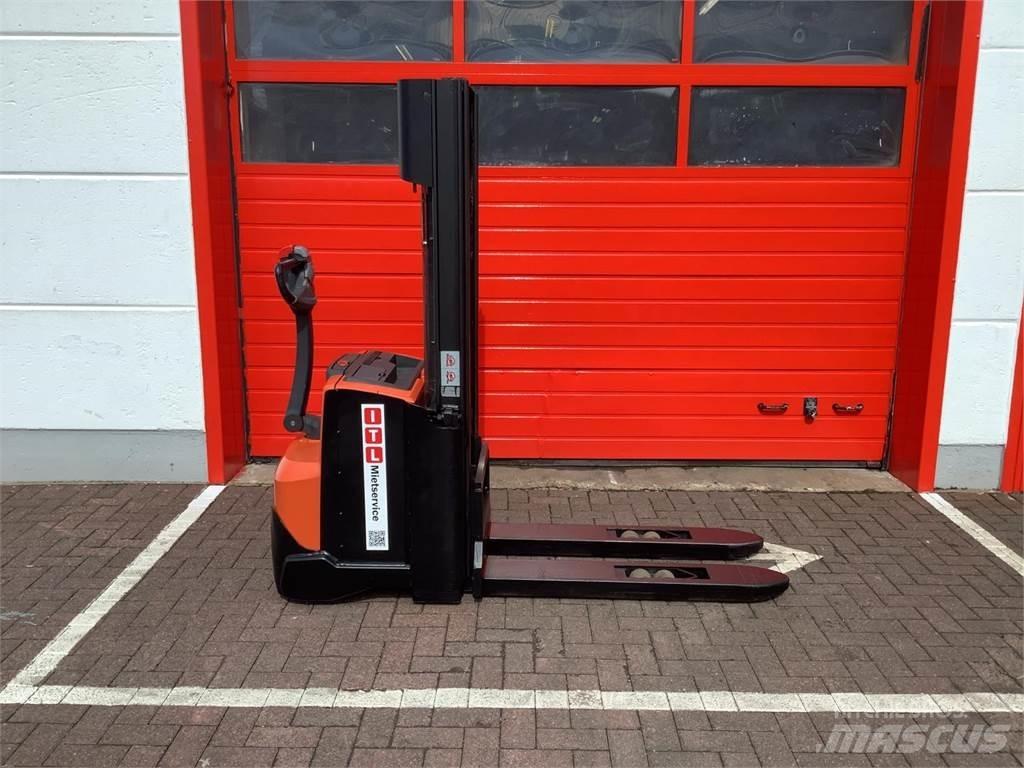 Toyota SWE140 Transpallet uomo a terra