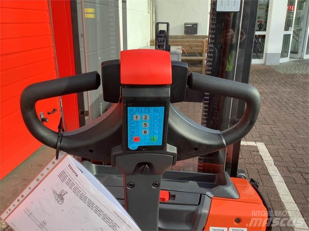 Toyota SWE140L Transpallet uomo a terra