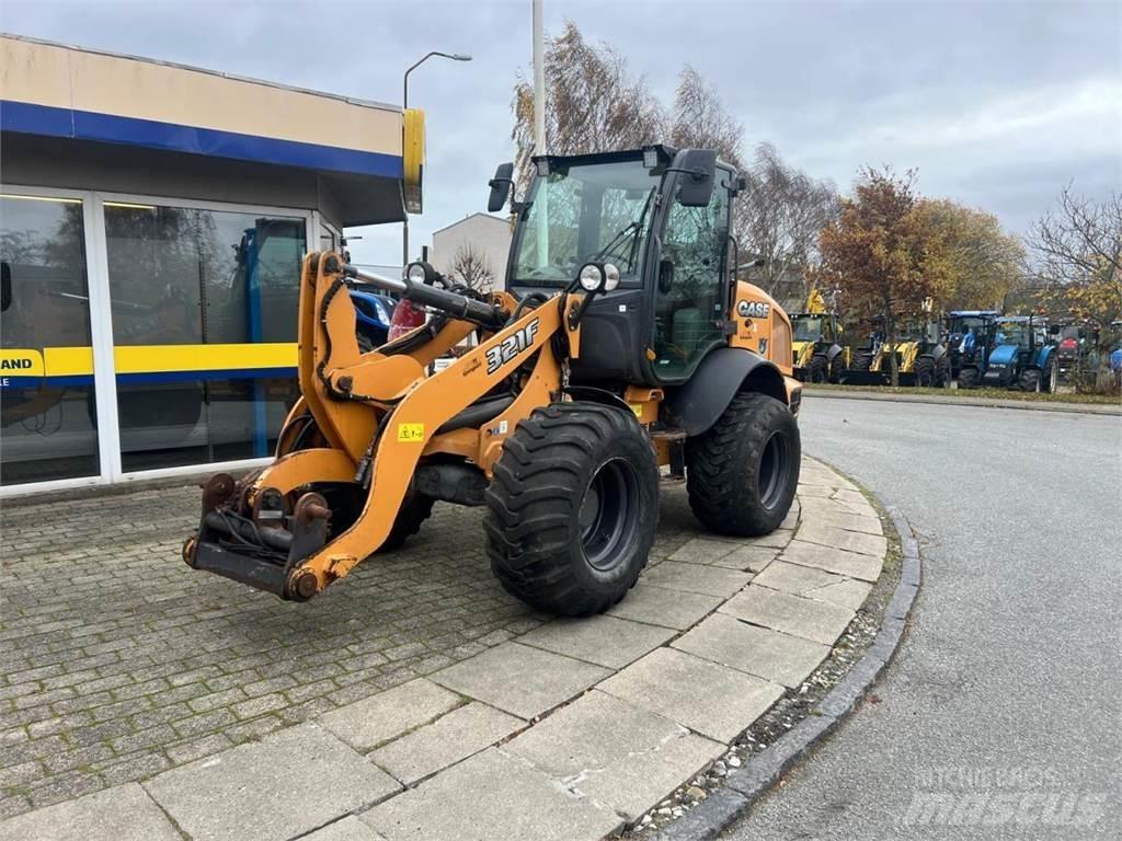 CASE 321F Pale gommate