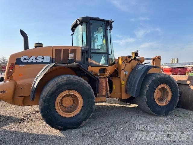 CASE 821E Pale gommate
