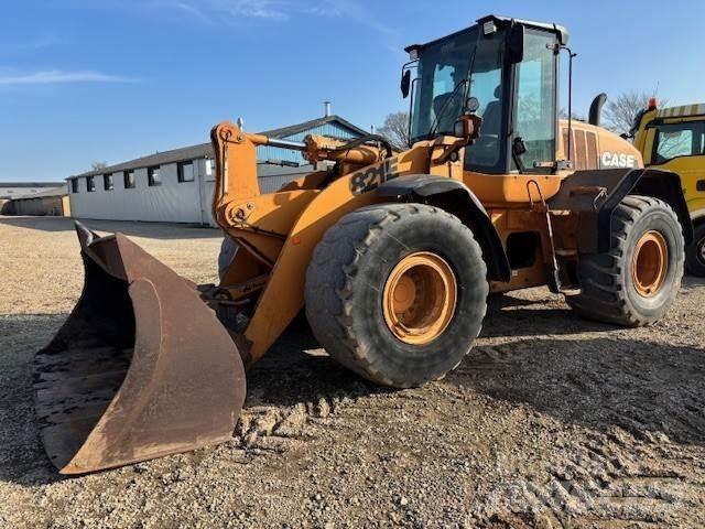 CASE 821E Pale gommate