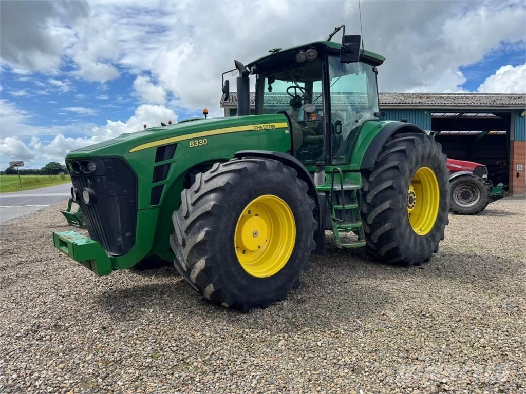 John Deere 8330 Trattori