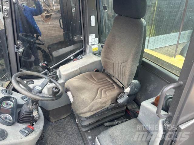 Mecalac AX700 Pale gommate