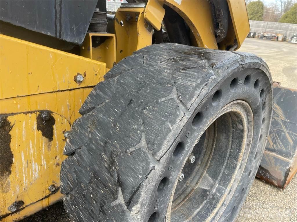 CAT 262D3 Mini Pale Gommate
