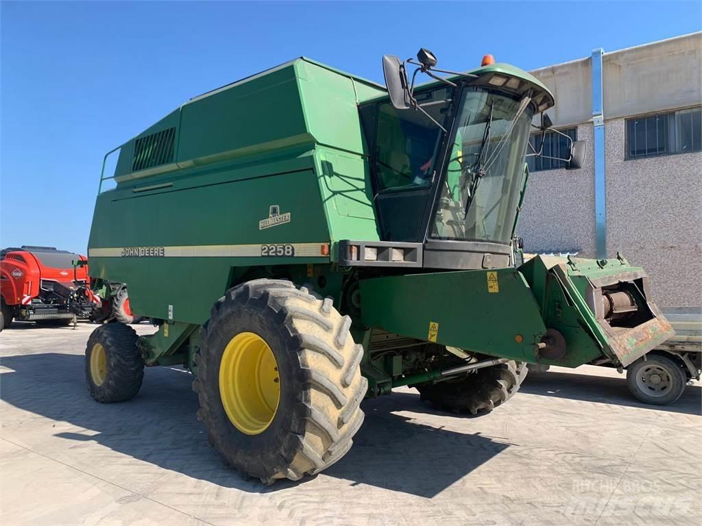 John Deere 2258 Mietitrebbiatrici