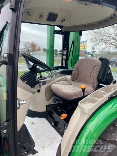 John Deere 3046R Trattori