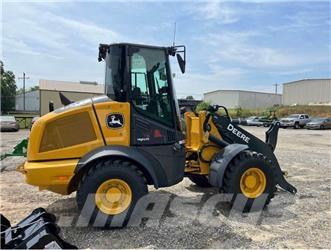 John Deere 324P Pale gommate