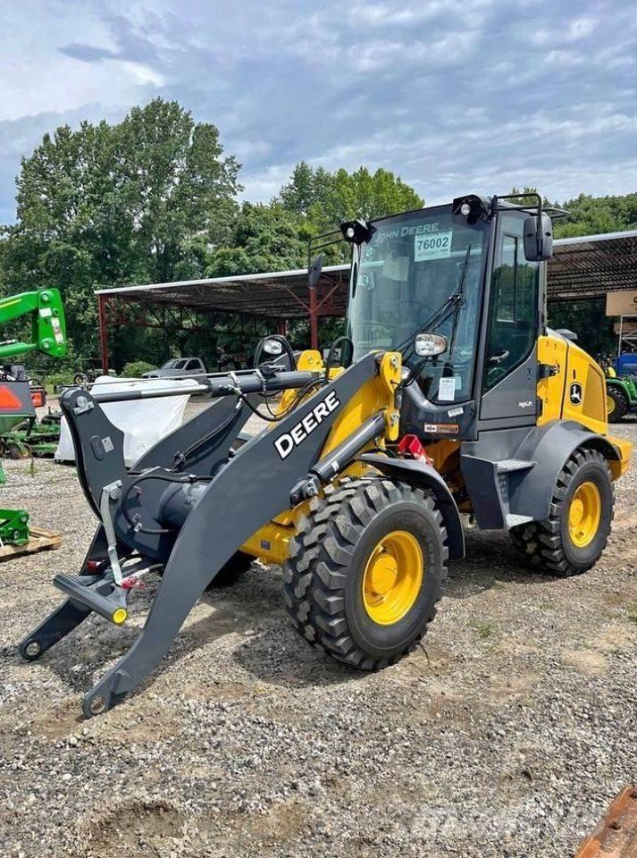 John Deere 324P Pale gommate