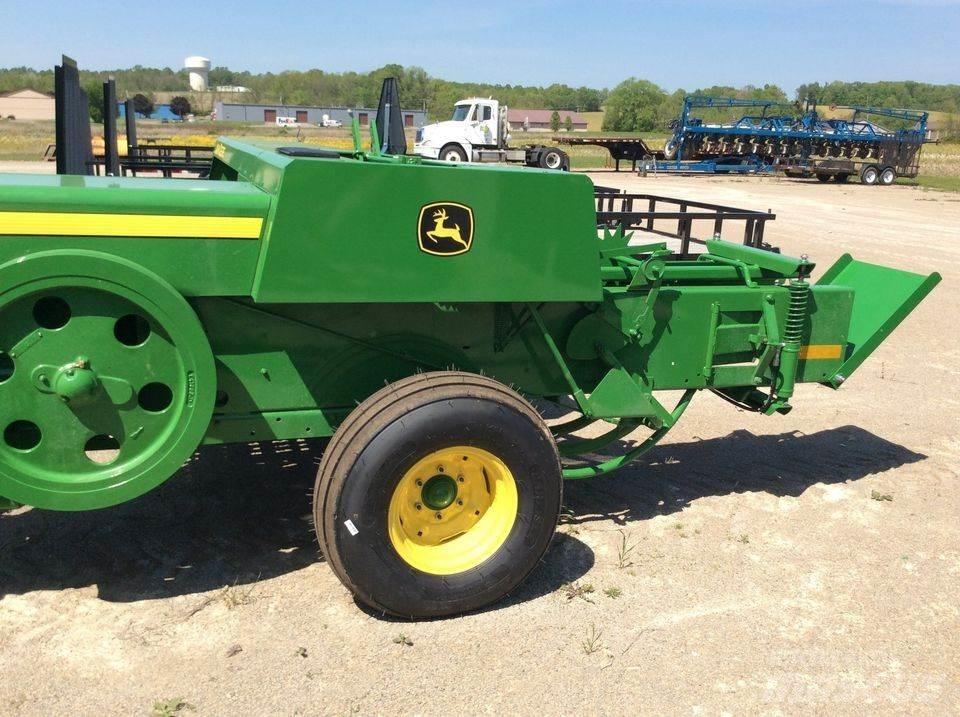 John Deere 348 Presse quadre