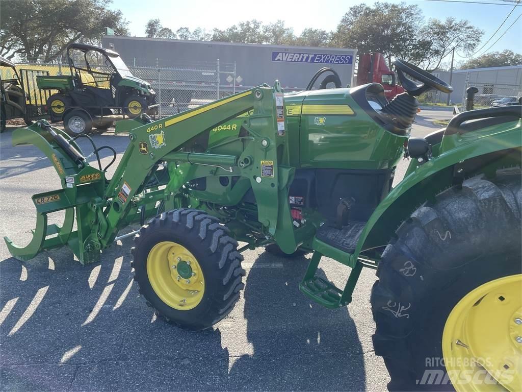 John Deere 4044R Trattori