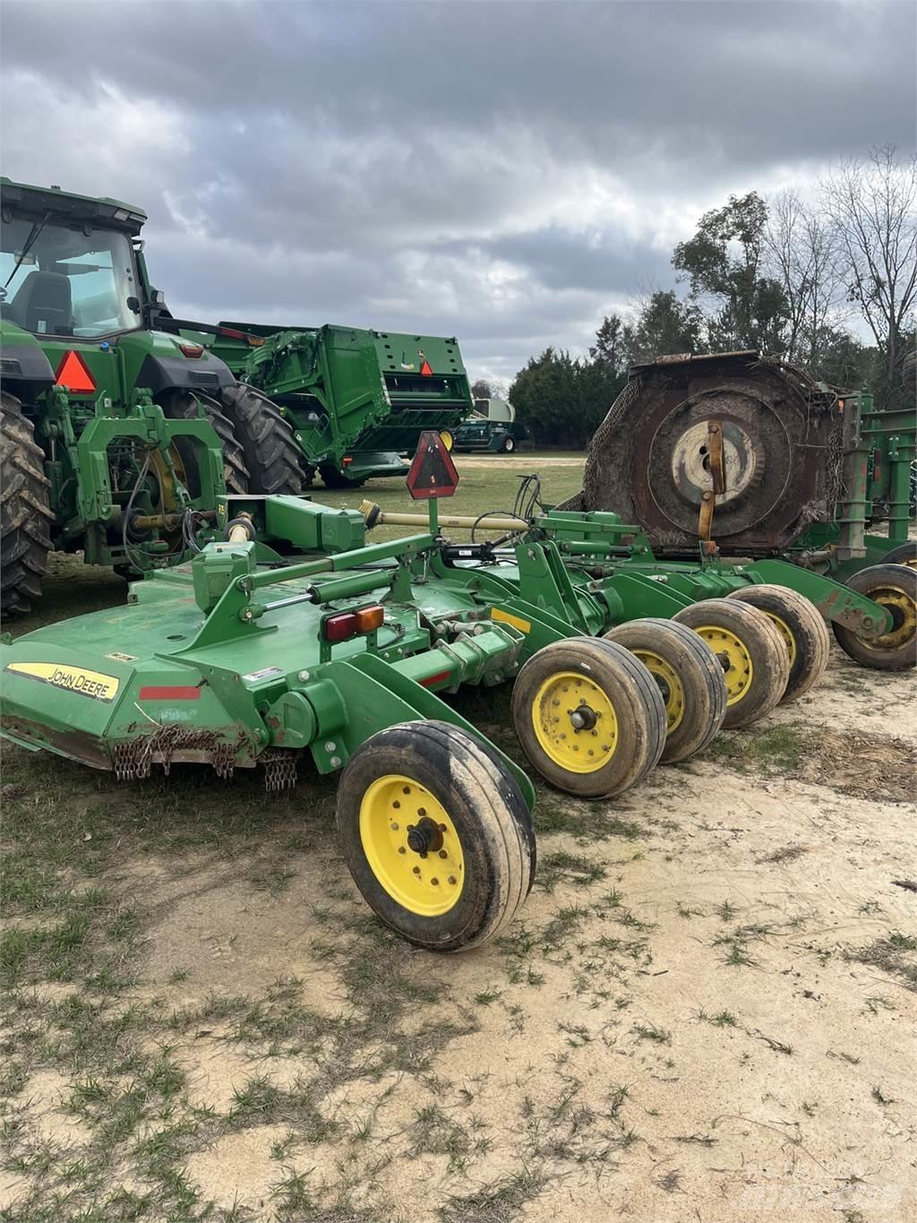 John Deere R15 Trinciatrici, tagliatrici e srotolatrici per balle