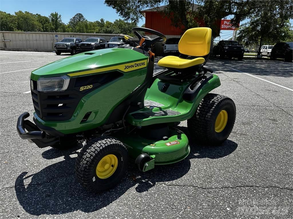 John Deere S220 Trattorini tagliaerba