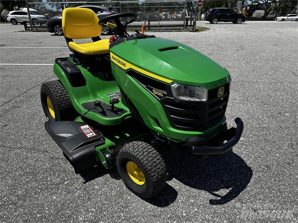 John Deere S220 Trattorini tagliaerba