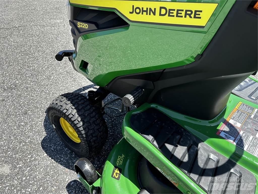 John Deere S220 Trattorini tagliaerba