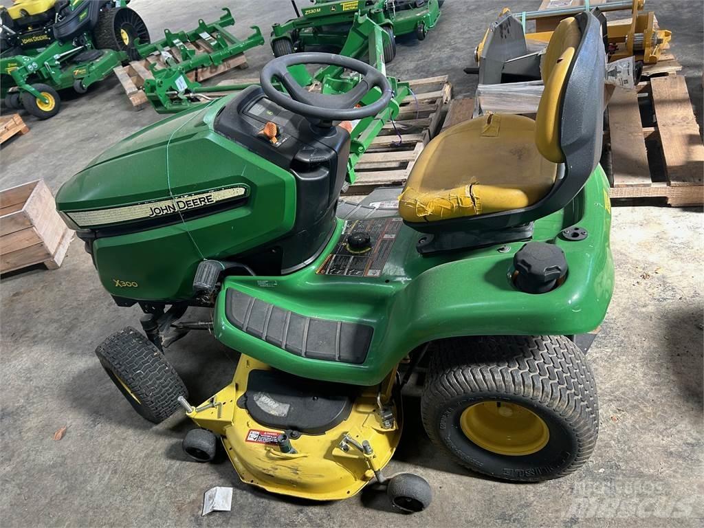 John Deere X300 Trattorini tagliaerba