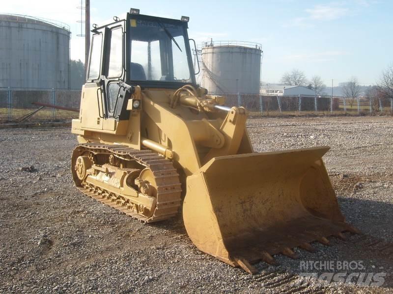 CAT 943 Pale cingolate
